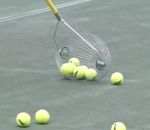ramasser tennis Un rouleau qui ramasse les balle de tennis