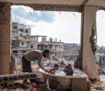 ruine gaza Malgré les circonstances, un papa continue d'amuser ses enfants