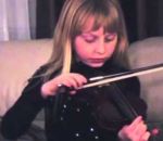 enfant Une petite fille joue du violon