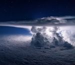 avion Un pilote d'avion prend en photo une orage au-dessus de l'Océan Pacifique