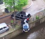 canal film Une voiture Smart poussée dans un canal à Amsterdam
