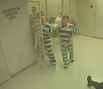 malaise aide Des détenus forcent la porte de leur cellule pour aider un gardien
