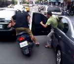 voiture chute homme Régis aide un scooteriste qu'il vient de faire tomber