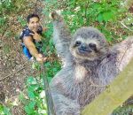 perche arbre Selfie avec un paresseux