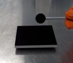 surface illusion Une sphère de Vantablack au-dessus d'une surface en Vantablack
