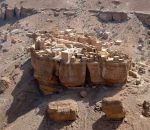 falaise rocher Wadi Dawan, un village sur un rocher au Yémen