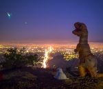 t-rex tyrannosaure Un dinosaure inquiet en voyant une météore