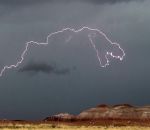 orage eclair Un éclair en forme de T-Rex