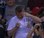spectateur fail Faceplant avec une assiette de nachos pendant un match de baseball