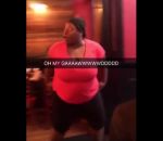 grosse Une femme démissionne dans un restaurant