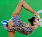 ballon gymnastique 2016 Une femme se gratte le sourcil et gonfle un ballon