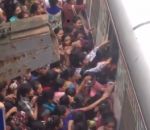 train femme foule Prendre le train à Bombay pendant les heures de pointe