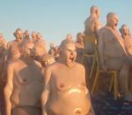 animation Des hommes nus sur des chaises en pleine mer (WTF)