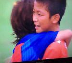 joueur football Des jeunes footballeurs barcelonais consolent leurs adversaires