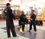 professeur Une belle leçon de vie pendant un cours d'arts martiaux