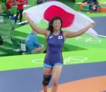 lutte 2016 Une lutteuse japonaise remercie son coach (JO 2016)