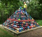 pyramide bowling Une pyramide de boules de bowling