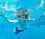 eau piscine Le bébé de la pochette de Nirvana, 25 ans plus tard