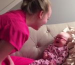 sourire lunettes Un bébé voit sa maman pour la première fois