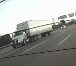 accident voiture camion Un camion percute des voitures à l'arrêt sur une autoroute