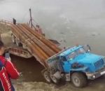 camion fail couler Un camion recule sur une barge