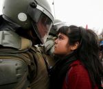 manifestation Une fille tient tête à un policier (Chili)