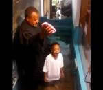 pretre Un enfant impatient de se faire baptiser