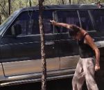 voiture Une femme essaie de casser la vitre d'un SUV