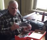 reaction Un grand-père reçoit des baskets Nike lumineuses