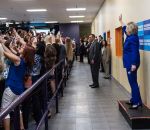 fan supporter La génération selfie tourne le dos à Hillary Clinton