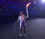 emotion 2016 L'athlète Marcia Malsar chute avec la flamme (Jeux paralympiques 2016)