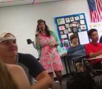 malaise Une professeur chante un medley à ses élèves