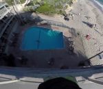 saut piscine Sauter dans une piscine depuis le toit d'un hôtel