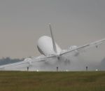 froler Un Boeing frôle la catastrophe à cause d’un fort vent de travers
