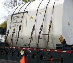 radioactif camion Un camion de déchets nucléaires dans un quartier résidentiel