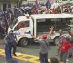 manifestant Une camionnette de police fonce sur des manifestants