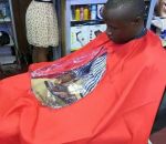 cheveux coiffeur Une cape pour continuer à utiliser son téléphone chez le coiffeur