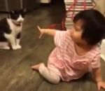 fille enfant Un chat fait un croche-patte
