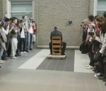 extincteur chaise Chris Hadfield se propulse avec un extincteur