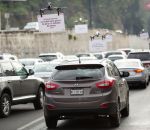 voiture Des drones font de la pub au-dessus des embouteillages