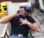 masque homme Il essaie un masque de réalité virtuelle pour la première fois