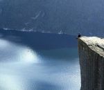 norvege fjord rocher Un homme profite de la vue dans un fjord 