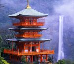 japon chute Chute d'eau de Nachi avec le temple bouddhiste Seiganto-ji 