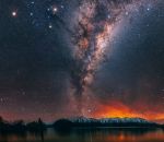 ciel lac La voie lactée au-dessus d'un lac en Nouvelle-Zélande