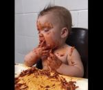 bebe Un bébé fatigué mange des pâtes à la bolognaise