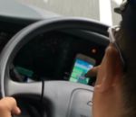 volant conduire Un chauffeur de bus joue à Pokémon GO