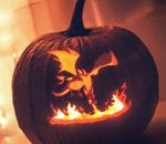 halloween feu Un dragon soufflant du feu dans une citrouille