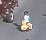 circulation Un enfant en trotteur au milieu des voitures
