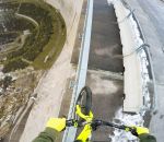 pov velo Fabio Wibmer roule à vélo sur le bord d'un barrage