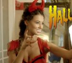 halloween peur Une femme fait peur à son copain pour Halloween